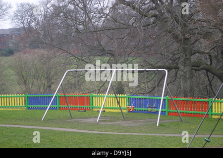 Aire de jeux, balançoires, toboggan et d'autres attractions. Situé dans le parc Backhouse, Sunderland, Tyne et Wear, Angleterre, Royaume-Uni. Banque D'Images