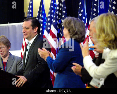 Texas, USA. 27 juin 2013. Le sénateur du Texas Ted Cruz obtient une ovation debout lorsqu'il a été présenté à la Convention nationale de droit à la vie à l'aéroport DFW de Dallas, Texas. Crédit : J. G. Domke/Alamy Live News Banque D'Images