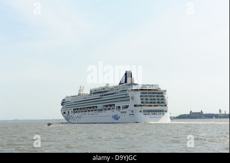 Le bateau de croisière Norwegian Gem, passé l'île d'Ellis sur son chemin vers le bas de la rivière Hudson à New York. Banque D'Images