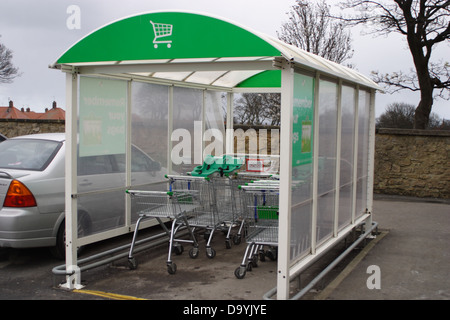 Chariots de magasinage, à leur poste, dans le parking de l'ASDA, grangetown sunderland Banque D'Images