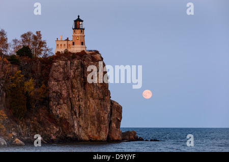 Split Rock Lighthouse & pleine lune sur le lac Supérieur au phare de Split Rock State Park sur le lac Supérieur au Minnesota. Banque D'Images