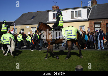 Les fascistes de protestation contre une mosquée anti manifestation à Millfield,Sunderland. Canada Les agents de police sont présents. Banque D'Images