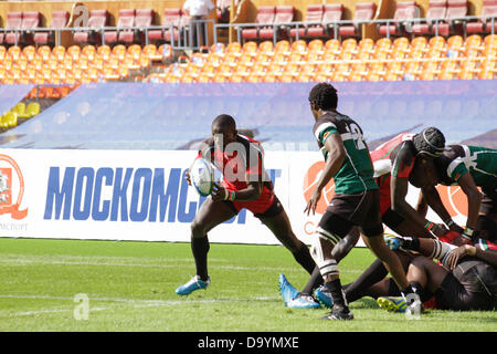 Moscou, Russie. 29 juin 2013. Kenya Le capitaine Andrew Amonde avec le ballon de l'ruck durant la Coupe du Monde de Rugby 7s au stade Luzniki à Moscou, Russie. Le Kenya a battu le Zimbabwe 31 - 5. Credit : Elsie Kibue / Alamy Live News Banque D'Images