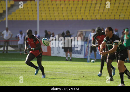 Moscou, Russie. 29 juin 2013. Zimbabwe Le capitaine Jacques passe le ballon au cours de la Coupe du Monde de Rugby 7s au stade Luzniki à Moscou, Russie. Le Kenya a battu le Zimbabwe 31 - 5. Credit : Elsie Kibue / Alamy Live News Banque D'Images