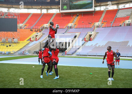 Moscou, Russie. 29 juin 2013. Kenya équipe réchauffer avant leur match contre le Zimbabwe lors de la Coupe du Monde de Rugby 7s au stade Luzniki à Moscou, Russie. Credit : Elsie Kibue / Alamy Live News Banque D'Images