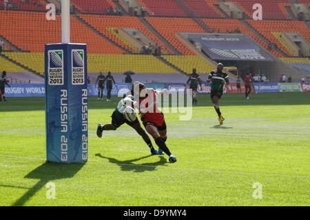 Moscou, Russie. 29 juin 2013. Biko Adema du Kenya avec la balle pendant la Coupe du Monde de Rugby 7s au stade Luzniki à Moscou, Russie. Le Kenya a battu le Zimbabwe 31 - 5. Credit : Elsie Kibue / Alamy Live News Banque D'Images