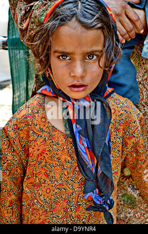 Petite fille, réfugiés, Afghans, pauvres, pauvreté, triste, d'écharpe, les yeux Banque D'Images