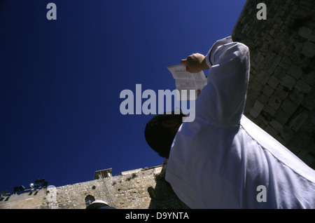 L'homme juif religieux en prière dans l'ouest de Mur des lamentations ou vieille ville Jérusalem Israël Banque D'Images