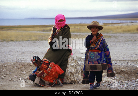 Les jeunes nomades tibétains dans le lac Qinghai, également connu sous le nom de Koko Nur ou Kukunor dans la province de Qinghai Chine Banque D'Images