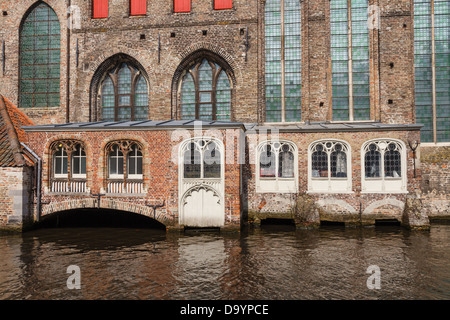 Entrée du canal au 11ème siècle dans la ville médiévale de Bruges Sint-Janshospitaal Banque D'Images