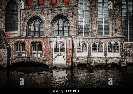 Entrée du canal au 11ème siècle dans la ville médiévale de Bruges Sint-Janshospitaal Banque D'Images