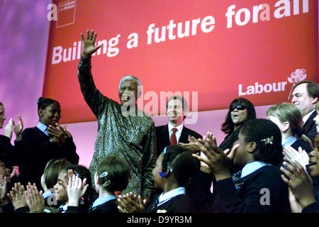 Le président sud-africain Nelson Mandela vagues à l'auditoire lors de la conférence du parti travailliste dans le Brighton Centre - 2000 Banque D'Images