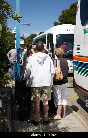 File d'attente pour les touristes et le transport en bus pour aller de l'aéroport salou catalogne espagne Banque D'Images