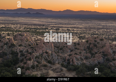 Un coucher de soleil dans le désert coloré Gamme Dggragoon, Coronado National Forest, Tombstone, en Arizona. Banque D'Images