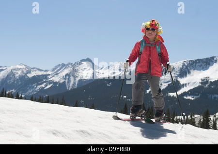 Une jeune fille le ski nordique sur les molas Pass, San Juan National Forest, Silverton, Colorado. Banque D'Images