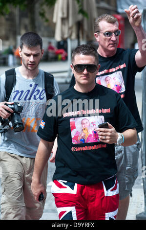 Londres, Royaume-Uni. 29 juin 2013. L'EDL Tommy Robinson et Kevin Carroll mars à Londres/Cruciatti Crédit : Piero Alamy Live News Banque D'Images