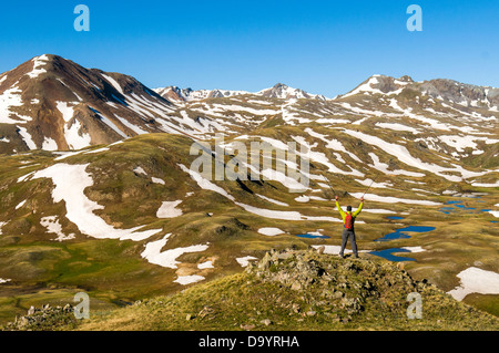 Un homme de la randonnée à travers la toundra dans la Forêt Nationale de San Juan, Silverton, Colorado. Banque D'Images