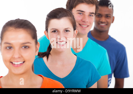 Groupe d'adolescents dans une rangée isolé sur fond blanc Banque D'Images