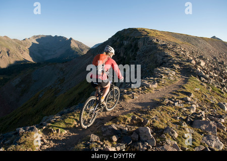 Une femme randonnée cycliste le long du sentier du Colorado, La Plata Mountains, Mayday, Colorado Banque D'Images