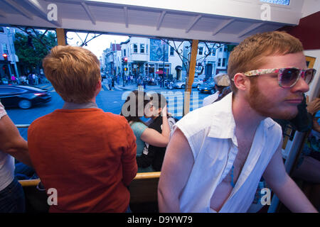 San Francisco, USA. 28 juin 2013. Deux baisers sur le chariot qui a conduit la voiture, le plus grand Mars Trans Transgender Pride San Francisco l'événement. 28 juin 2013. Crédit : John Orvis/Alamy Live News Banque D'Images