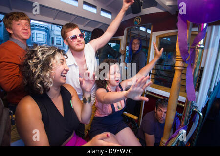 San Francisco, USA. 28 juin 2013. À partir d'un vague célébrants tramway de conduit de la Trans Mars. Le San Francisco, le plus grand Mars Trans Transgender Pride San Francisco l'événement. 28 juin 2013. Crédit : John Orvis/Alamy Live News Banque D'Images