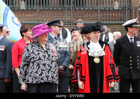 Liverpool, Royaume-Uni. 29 juin 2013. Les membres des forces armées, les cadets et les anciens combattants ont marché de la cathédrale anglicane de Liverpool à la Cathédrale Métropolitaine de Liverpool à Liverpool le Samedi, 29 juin 2013 dans le cadre de la Journée nationale des Forces armées qui a lieu dans la plupart des villes du Royaume-Uni. C'est la cinquième année la journée a été organisé au Royaume-Uni qui fait la promotion de la contribution de notre pays par ceux qui servent et ont servi dans les forces armées et aussi pour le public de montrer leur soutien. Crédit : Christopher Middleton/Alamy Live News Banque D'Images