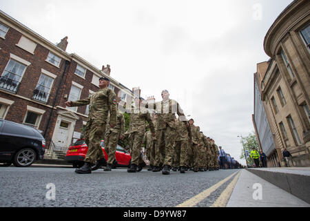 Liverpool, Royaume-Uni. 29 juin 2013. Les membres des forces armées, les cadets et les anciens combattants ont marché de la cathédrale anglicane de Liverpool à la Cathédrale Métropolitaine de Liverpool à Liverpool le Samedi, 29 juin 2013 dans le cadre de la Journée nationale des Forces armées qui a lieu dans la plupart des villes du Royaume-Uni. C'est la cinquième année la journée a été organisé au Royaume-Uni qui fait la promotion de la contribution de notre pays par ceux qui servent et ont servi dans les forces armées et aussi pour le public de montrer leur soutien. Crédit : Christopher Middleton/Alamy Live News Banque D'Images