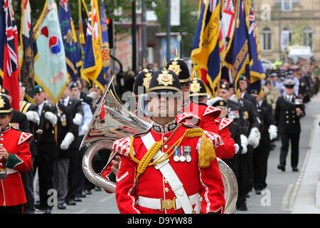 Liverpool, Royaume-Uni. 29 juin 2013. Les membres des forces armées, les cadets et les anciens combattants ont marché de la cathédrale anglicane de Liverpool à la Cathédrale Métropolitaine de Liverpool à Liverpool le Samedi, 29 juin 2013 dans le cadre de la Journée nationale des Forces armées qui a lieu dans la plupart des villes du Royaume-Uni. C'est la cinquième année la journée a été organisé au Royaume-Uni qui fait la promotion de la contribution de notre pays par ceux qui servent et ont servi dans les forces armées et aussi pour le public de montrer leur soutien. Crédit : Christopher Middleton/Alamy Live News Banque D'Images