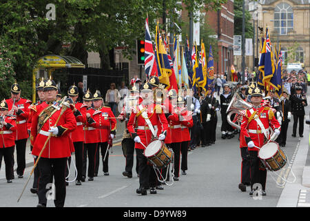 Liverpool, Royaume-Uni. 29 juin 2013. Les membres des forces armées, les cadets et les anciens combattants ont marché de la cathédrale anglicane de Liverpool à la Cathédrale Métropolitaine de Liverpool à Liverpool le Samedi, 29 juin 2013 dans le cadre de la Journée nationale des Forces armées qui a lieu dans la plupart des villes du Royaume-Uni. C'est la cinquième année la journée a été organisé au Royaume-Uni qui fait la promotion de la contribution de notre pays par ceux qui servent et ont servi dans les forces armées et aussi pour le public de montrer leur soutien. Crédit : Christopher Middleton/Alamy Live News Banque D'Images