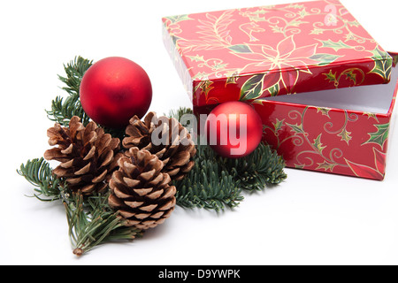 Bouchons de pin avec des boules de Noël Banque D'Images