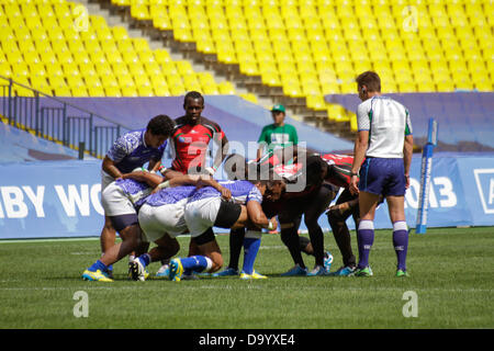 Moscou, Russie. 29 juin 2013. Samoa v Kenya scrum pendant la Coupe du Monde de Rugby 7s au stade Luzniki à Moscou, Russie. Le Kenya a remporté le match 17 - 12. Credit : Elsie Kibue / Alamy Live News Banque D'Images