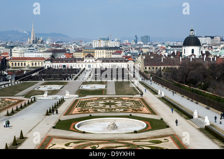 Vue depuis le palais du Belvédère supérieur au palais inférieur à Vienne, Autriche Banque D'Images