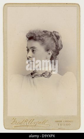 Original CDV (carte de visite) ( carte de visite ) portrait d'une jolie jeune femme victorienne, studio de Frederick Argall, Truro, Cornwall, Angleterre, Royaume-Uni vers 1892 1893 Banque D'Images