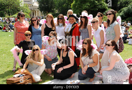 Brighton UK 29 juin 2013 - Un hen party pose pour une photo avec le maire de Brighton Cllr Denise Cobb comme ils ont apprécié le temps chaud aujourd'hui Banque D'Images