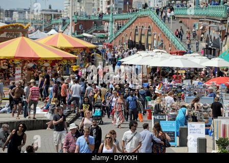 Brighton UK 29 juin 2013 - Les foules affluent vers le front de mer de Brighton comme ils ont apprécié le temps chaud aujourd'hui Banque D'Images