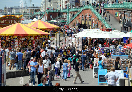 Brighton UK 29 juin 2013 - Les foules affluent vers le front de mer de Brighton comme ils ont apprécié le temps chaud aujourd'hui Banque D'Images