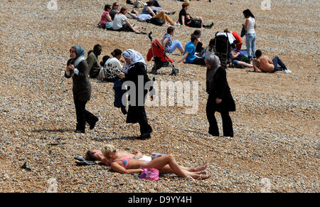 Brighton UK 29 juin 2013 - le soleil sur la plage de Brighton comme ils ont apprécié le temps chaud aujourd'hui Banque D'Images