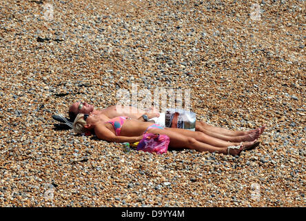Brighton UK 29 juin 2013 - le soleil sur la plage de Brighton comme ils ont apprécié le temps chaud aujourd'hui photographie prise par Simon Dack/Alamy Live News Banque D'Images