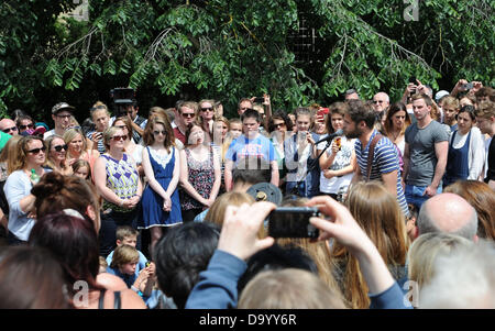 Brighton UK 29 juin 2013 - passager chanteuse vrai nom Mike Rosenberg a attiré une grande foule à Brighton Pavilion Gardens aujourd'hui où il filmait une vidéo pour sa nouvelle chanson . Il chantait à l'endroit où il avait l'habitude de régulièrement busk et était heureux de poser pour des photos, par la suite, avec les centaines de fans qui sont venus le voir Photo prise par Simon Dack Crédit : Simon Dack/Alamy Live News Banque D'Images