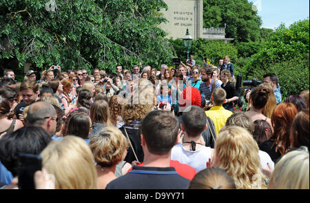 Brighton UK 29 juin 2013 - passager chanteuse vrai nom Mike Rosenberg a attiré une grande foule à Brighton Pavilion Gardens aujourd'hui où il filmait une vidéo pour sa nouvelle chanson . Il chantait à l'endroit où il avait l'habitude de régulièrement busk et était heureux de poser pour des photos, par la suite, avec les centaines de fans qui sont venus le voir Photo prise par Simon Dack Crédit : Simon Dack/Alamy Live News Banque D'Images