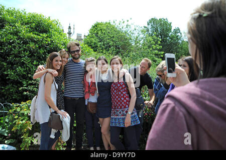 Brighton UK 29 juin 2013 - passager chanteuse vrai nom Mike Rosenberg a attiré une grande foule à Brighton Pavilion Gardens aujourd'hui où il filmait une vidéo pour sa nouvelle chanson . Il chantait à l'endroit où il avait l'habitude de régulièrement busk et était heureux de poser pour des photos, par la suite, avec les centaines de fans qui sont venus le voir Photo prise par Simon Dack Crédit : Simon Dack/Alamy Live News Banque D'Images