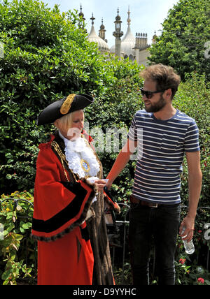 Brighton UK 29 juin 2013 - passager chanteuse vrai nom Mike Rosenberg pose pour une photo avec le maire de la ville la Rcbd Denise Cobb qui passait dans la région de Pavilion Gardens Brighton aujourd'hui où il était en train de filmer une vidéo pour sa nouvelle chanson . Il chantait à l'endroit où il avait l'habitude de régulièrement busk et était heureux de poser pour des photos, par la suite, avec les centaines de fans qui sont venus le voir Banque D'Images