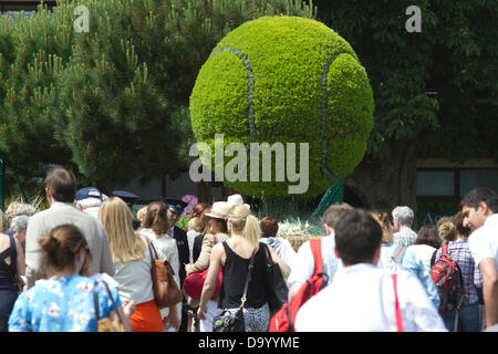 Wimbledon, Londres, Royaume-Uni. 29 juin 2013. Des milliers d'amateurs de tennis 6 arrivée le jour qui a vu les foules de spectateurs dans les championnats de Wimbledon 2013 : Crédit amer ghazzal/Alamy Live News Banque D'Images