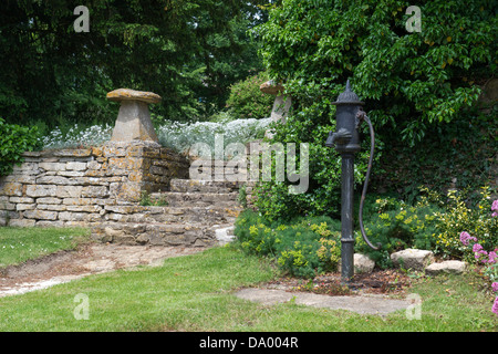 Ancienne pompe à eau à main dans le village de Cotswold Icomb, Cotswolds, Gloucestershire, Angleterre Banque D'Images