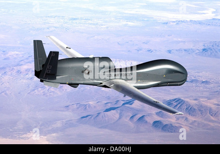 La 940th Wing exploite le Northrop Grumman RQ-4B Block 20 Global Hawk, numéro de série 04-2015. Ce véhicule aérien sans pilote (UAV) est conçu pour les missions de renseignement, de surveillance et de reconnaissance, offrant des capacités à longue portée. Banque D'Images