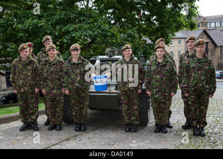 Lancaster, UK 29 juin 2013. 166 et les membres de la Force des cadets de l'armée, King's Own Royal Border Regiment à la Journée des Forces armées à la parade au château de Lancaster, Lancashire, Royaume-Uni. Credit : Conrad Elias/Alamy Live News Banque D'Images