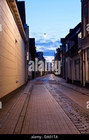 La rue longue en néerlandais ville de nuit, Groningen, Pays-Bas Banque D'Images