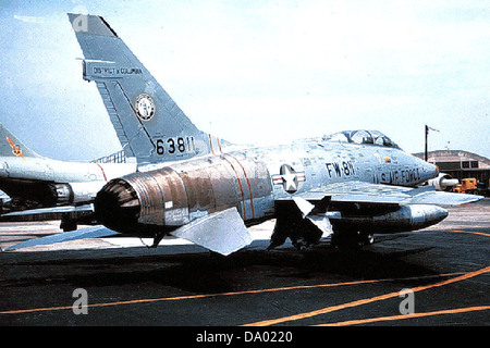 121e Escadron Tactique de Chasse - North American F-100F-10-NA Super Sabre 56-3811 Banque D'Images