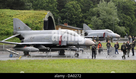 D'avions de chasse de type 'Phantoms F-4F) sur l'aérodrome de la 71 Escadre de chasse 'Richthofen' dans Wittmund, Allemagne, 29 juin 2013. Après 40 ans de service dans l'armée allemande, la dernière des fantômes sera mis hors service le 29 juin 2013. Plus de 100 000 personnes sont attendues à la "journée portes ouvertes". Photo : INGO WAGNER Banque D'Images