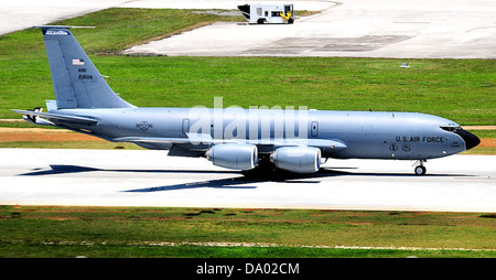 Le 133rd Air Reaveling Squadron exploite le Boeing KC-135R-BN Stratotanker, un avion clé pour les missions de ravitaillement aérien. Le KC-135 a fourni un soutien en carburant essentiel pour les avions de combat et de soutien dans le monde entier, assurant la portée opérationnelle et le succès de la mission. Banque D'Images